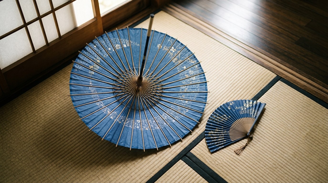 畳に置かれた青い和傘と扇子(イメージ)
